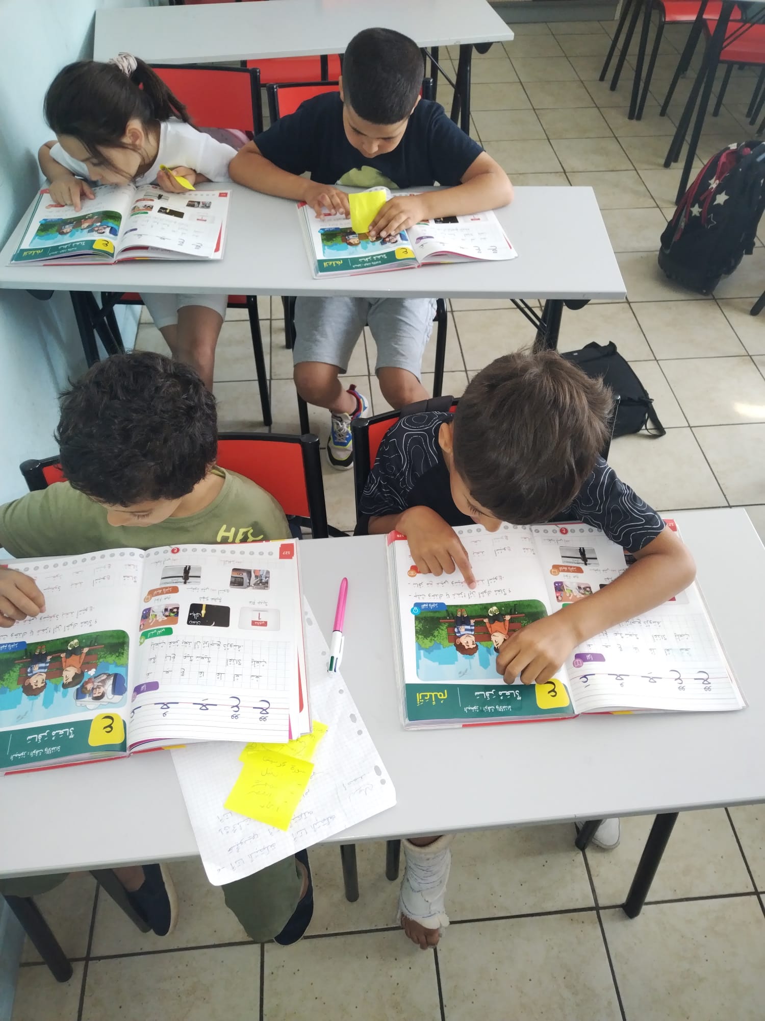 élèves en cours d'arabe chez AAJB
